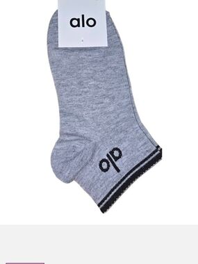 ALO Yoga Men’s Low-Cut Athletic Socks in Heather Gray with Black Trim